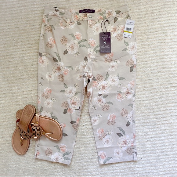 NWT Gloria Vanderbilt floral denim Amanda capris - Picture 2 of 13